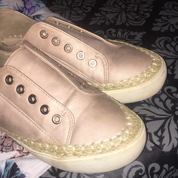 Light Pink Slip-On Laceless Tennis Shoes Sz 9 - Picture 2 of 7